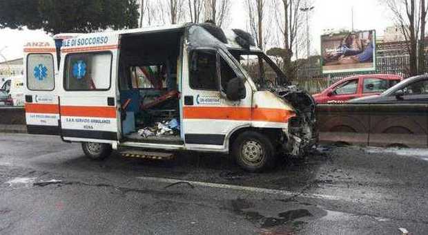 Roma, incidente sulla Cristoforo Colombo: ambulanza a fuoco, traffico in tilt