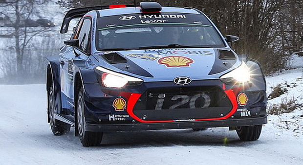 Thierry Neuville e la sua Hyundai WRC sono in testa al Rally di Svezia