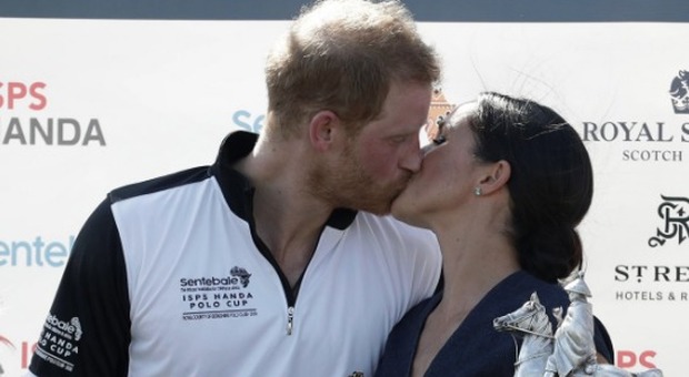 Meghan Markle bacia in pubblico il principe Harry. «Kate non lo avrebbe fatto...»