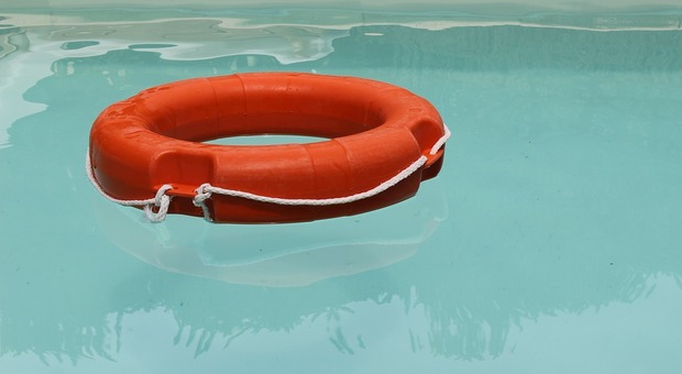 Bimbo di 12 anni salva il suo terapista che rischia di annegare in piscina: la tecnica imparata grazie a Stranger Things