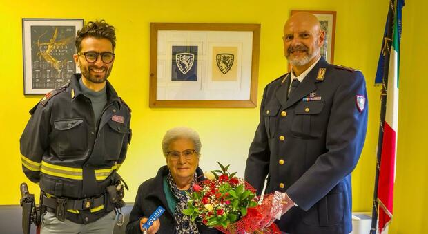Fabro. Signora 80enne fa arrestare una truffatrice, la polizia stradale di Orvieto le regala un mazzo di fiori