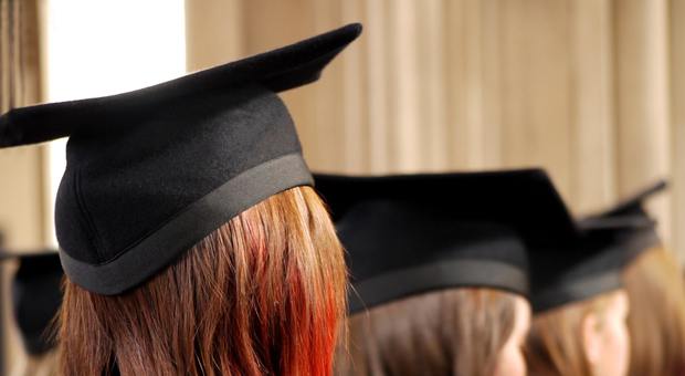 Oxford, studentesse contro il dress code: «Senza calze scure non ci fanno laureare»