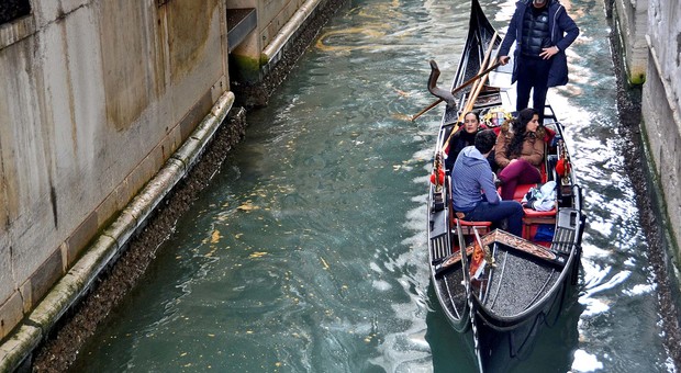 Una gondola in un canale di Venezia in una foto d'archivio