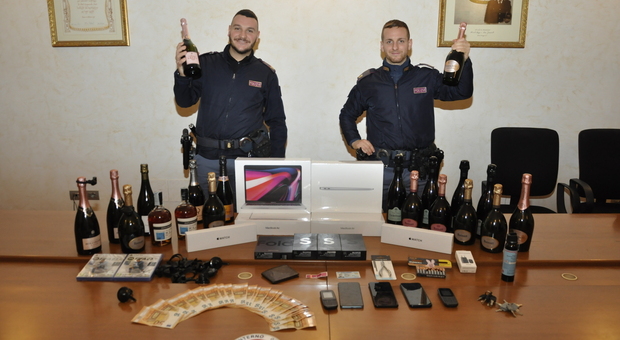 Da Roma a Pesaro per rubare champagne di Capodanno: arrestata banda rumena. Ecco come rubavano gli alcolici di lusso (e già che c'erano Mac e Apple Watch)