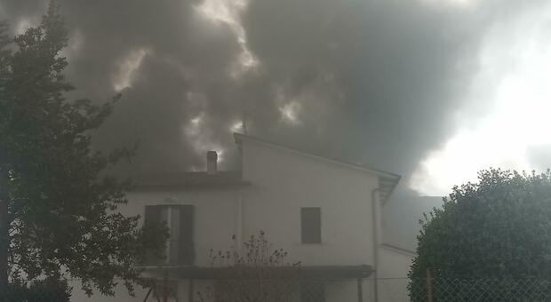 Vasto incendio in un capannone nella zona industriale di Bevagna, in provincia di Perugia. Al lavoro vigili del fuoco con 6 squadre, carabinieri, polizia locale