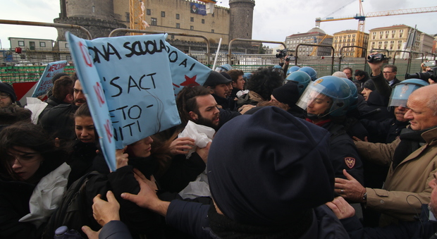 Gentiloni a Napoli: spuntano striscioni dei disoccupati, scontri in strada