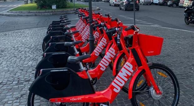 Roma, Uber lancia Jump: quanto costano e come funzionano le bici rosse del bike sharing con pedalata assistita