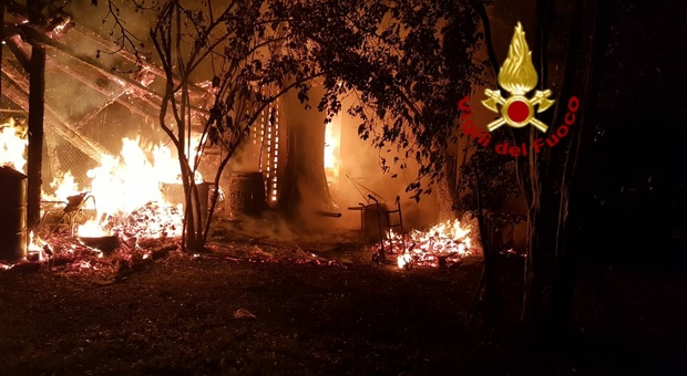 Rogo nella notte in via Bixio: le fiamme distruggono un ricovero di attrezzi
