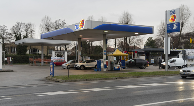 Pordenone. L'app per la benzina è "introvabile": in provincia circa la metà dei distributori non accetta il pagamento con il cellulare