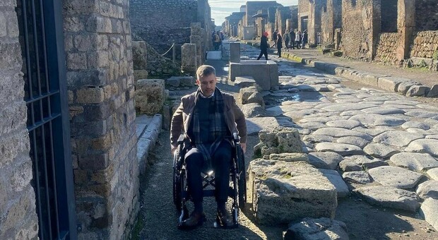 Zuchtriegel in carrozzina tra le domus di Pompei