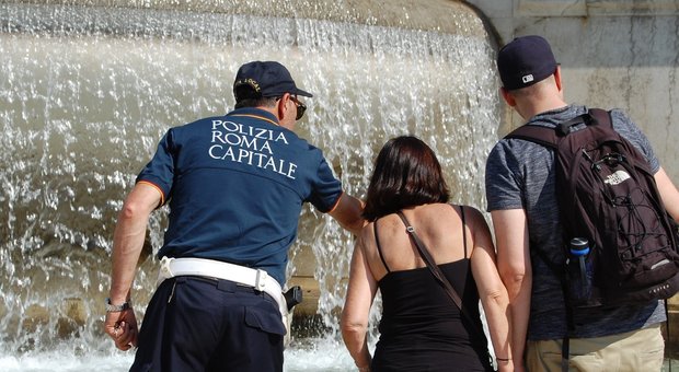 Roma, bagni nelle fontane del centro: multati tre turisti. E a Fontana di Trevi i vigili salvano lo smartphone di un americano