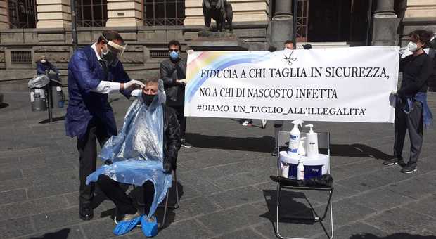 Coronavirus a Napoli, fase 2. I barbieri tagliano i capelli in piazza: «Fate presto, ci sono gli abusivi»