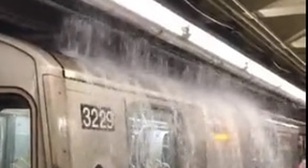 New York, cascate d'acqua in metro: l'uragano Ida miete ancora vittime