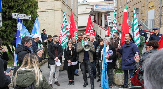 La protesta davanti all'ospedale Murri