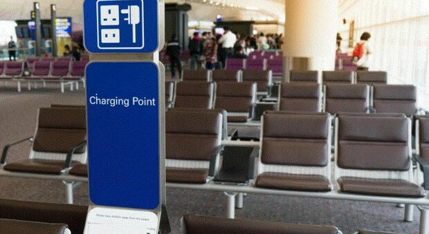 «Non ricaricate il cellulare in aeroporti e stazioni: potrebbero rubarvi i dati». L'allarme dell'Fbi: attenti al juice jacking