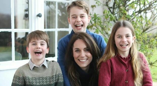 Kate Middleton, la lotta contro il tumore sempre più difficile: soffre di gravi effetti collaterali. Kensington Palace: «Non tornerà agli impegni pubblici»