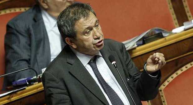 Caso Azzollini, la proposta di Stefano: «Sì all'arresto del senatore Ncd». Il voto slitta a oggi