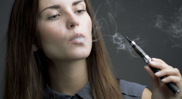 Fuma la sigaretta elettronica e finisce in ospedale: «Acqua nei polmoni». L'incubo di una 18enne