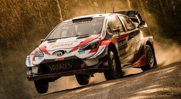 La Toyota Yaris di Evans al comando nel rally di Svezia