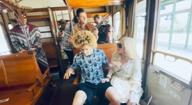 Madonna lascia la Puglia, il video su Instagram in treno storico fa il giro del web