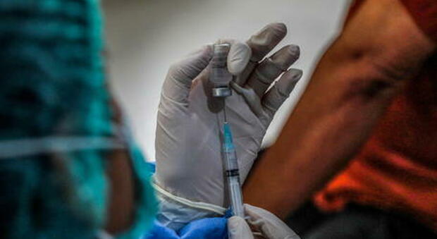 Omicron, l'allarme dell'epidemiologo: «Se i vaccini non proteggono è un pasticcio grosso»