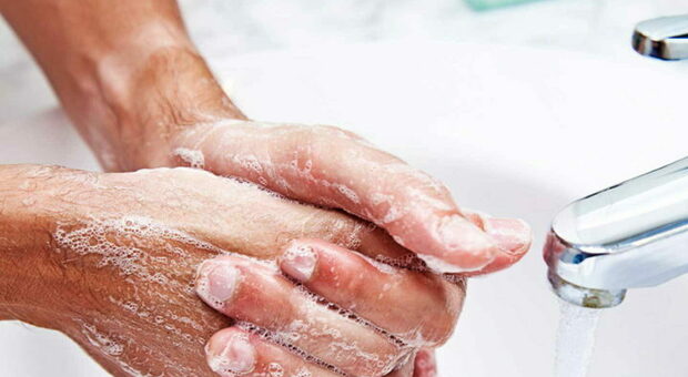 Giornata mondiale dell’igiene delle mani, lavarsele più di 10 volte al giorno dimezza la diffusione dei virus