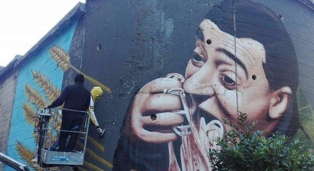 Jorit a Gragnano, la stella dello street-art celebra la pasta