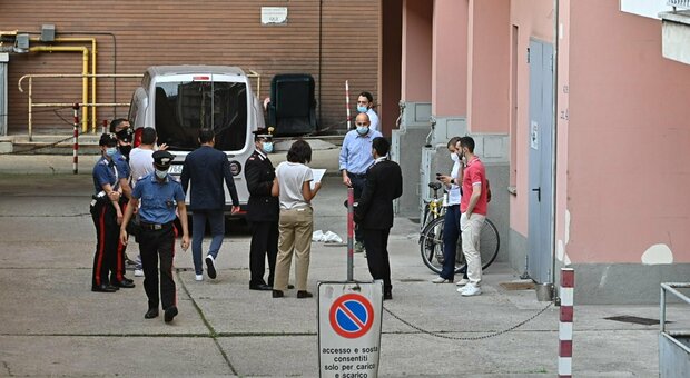 Omicidio di Torino, svolta nelle indagini: nella casa vacanze del fratello avvocato trovati vestiti sporchi di sangue