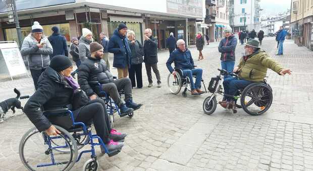 Albergatori, commercianti e operatori turistici hanno provato l'esperienza di girare in sedia a rotelle a Cortina