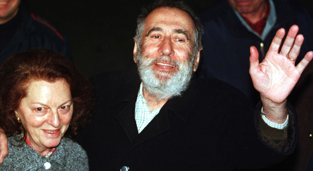 Un'immagine d'archivio dell'imprenditore bresciano Giuseppe Soffiantini abbracciato alla moglie Maria, davanti alla sua abitazione di Manerbio dopo il suo rilascio nel 1998 (ansa)