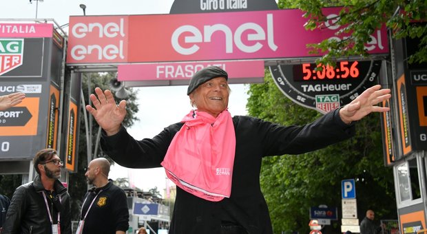 Giro d'Italia, a Frascati arrivo a sorpresa di " Don Matteo"