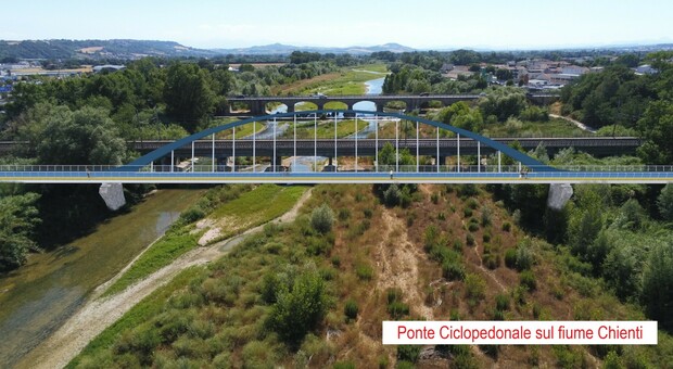 Tre campate e un arco che si affaccia sul mare: consegnati i lavori per il ponte ciclopedonale sul Chienti. Costo: 4 milioni di euro