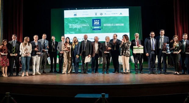 Foto di gruppo per i vincitori di Asi Salerno Awards al teatro Augusteo