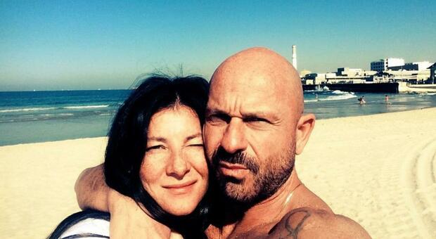 Raiz, morta la moglie Daniela Shualy. Il post social contro il tumore: «Fate prevenzione»