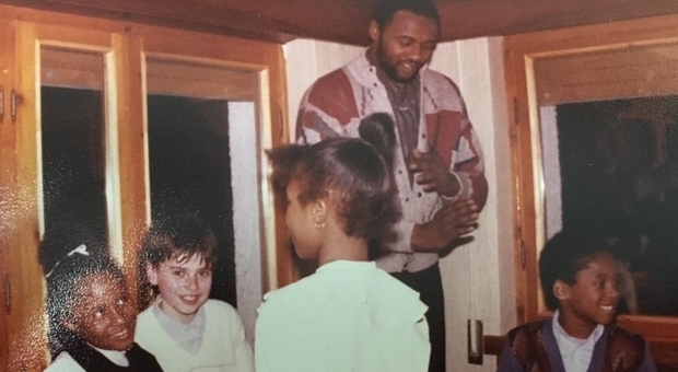Il giovanissimo Kobe con il padre Joe Bryant, sorella e un amico d'infanzia