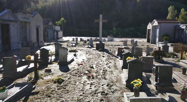 Meteo Piemonte, la piena travolge il cimitero: bare spazzate via a Trappa, nel Cuneese