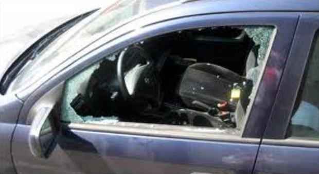 Bimba imprigionata sull'Audi A3 la madre disperata rompe il vetro