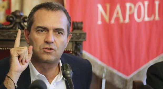 Napoli, de Magistris sotto assedio: spunta una congiura per il voto anticipato, è bufera