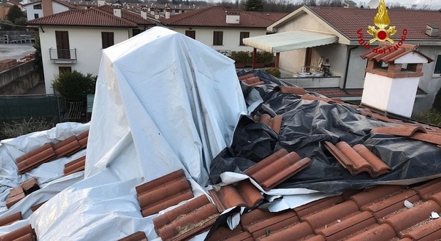 Fiamme da un camino: i pompieri salvano il tetto di un’abitazione