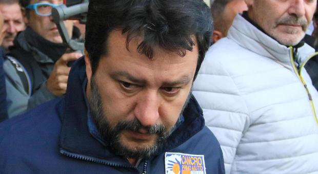 Matteo Salvini, malore a Trieste: «Solo una colica, ora sto bene». E Renzi twitta: «Rimettiti e torniamo a litigare»