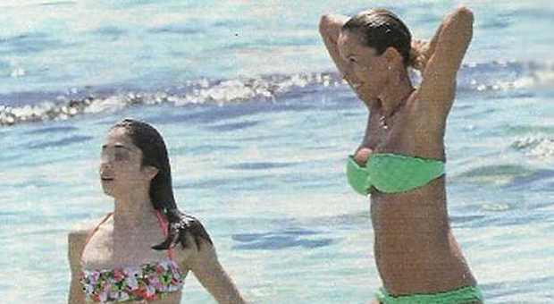 Cristina Parodi, vacanze in famiglia a Formentera. Bikini al top a 49 anni