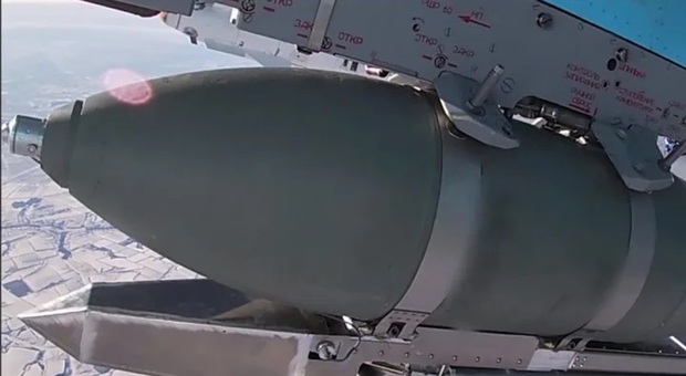 Una testata FAB sopra l’Ucraina trasportata da un aereo da caccia
