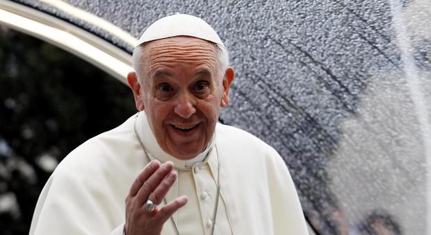 Papa Francesco rassicura i vescovi, il celibato sacerdotale non si tocca