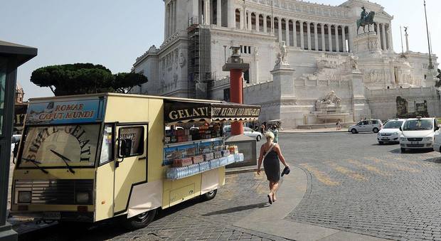 Roma, stop a bancarelle e camion bar: gli abusivi fuori dal Centro