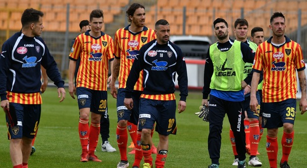 Lecce - Siracusa finisce 1-1 Contestazione degli ultras