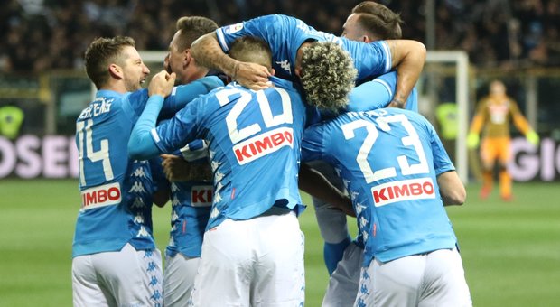 Il Napoli tiene la scia della Juve: Parma travolto 4-0, Milik doppietta