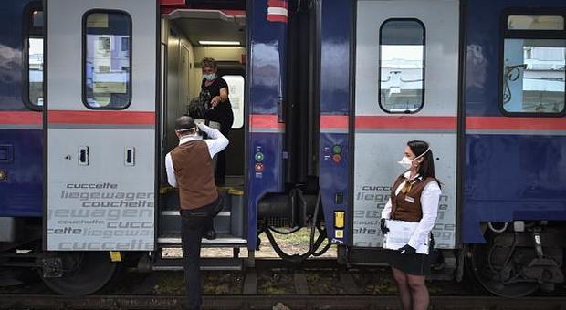 Coronavirus, le badanti superano i confini chiusi: grazie a un corridoio ferroviario speciale tornano in Austria 300 rumene
