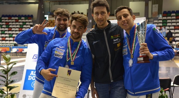 La squadra di spada maschile del Club Scherma Formia che fu promossa in serie A con il maestro Francesco Leonardi