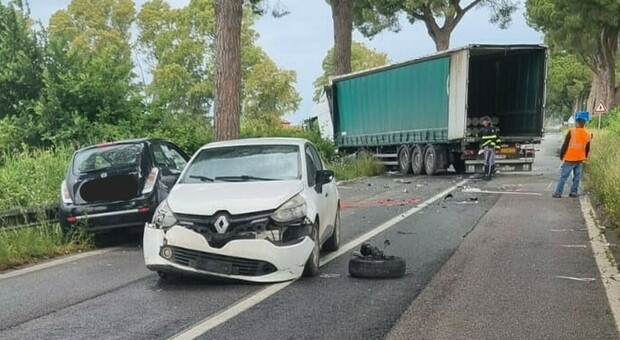 Violento scontro tra auto e camion sull'Appia: atterra l'eliambulanza, un ferito grave trasportato al Goretti