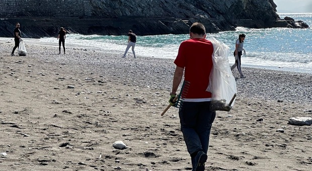 Minori, “Giornata di tutela dell'ambiente marino”: volontari ripuliscono la spiaggia